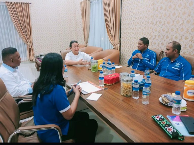 PERTEMUAN - Momen spesial pertemuan yang berlangsung antara Ketua TP PKK Provinsi NTT, Ny. Asti Lakalena dengan unsur pimpinan Swasti Sari pada Minggu 25 Agustus 2025 sore.