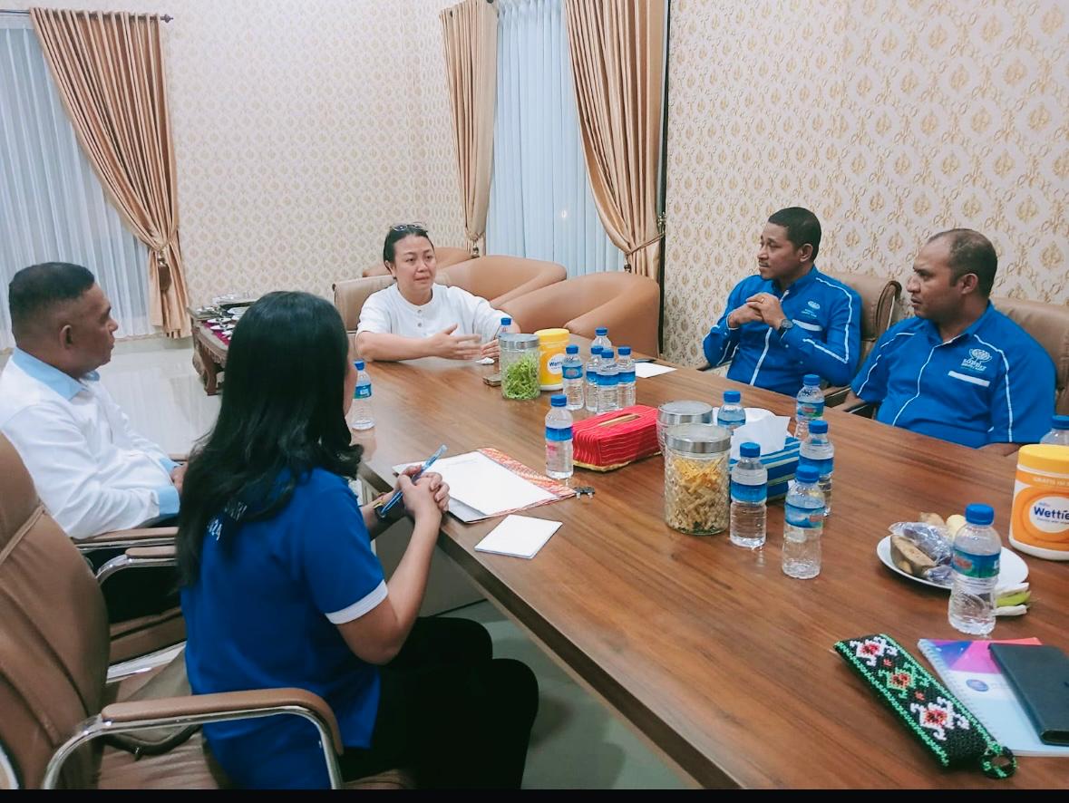 PERTEMUAN - Momen spesial pertemuan yang berlangsung antara Ketua TP PKK Provinsi NTT, Ny. Asti Lakalena dengan unsur pimpinan Swasti Sari pada Minggu 25 Agustus 2025 sore.
